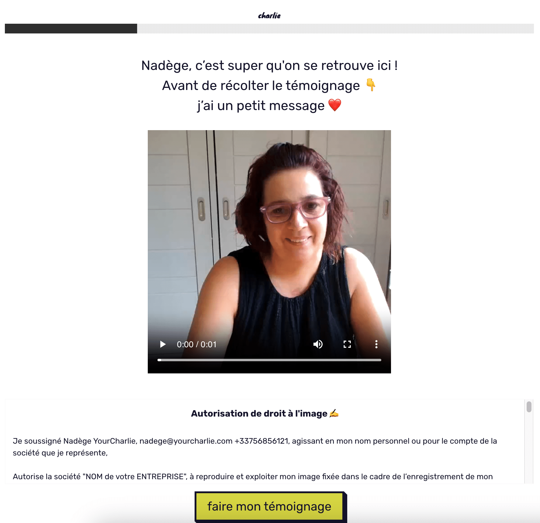 Une femme souriante prête à enregistrer son témoignage vidéo sur la plateforme YourCharlie, avec une incitation à l'action pour 'faire mon témoignage'.