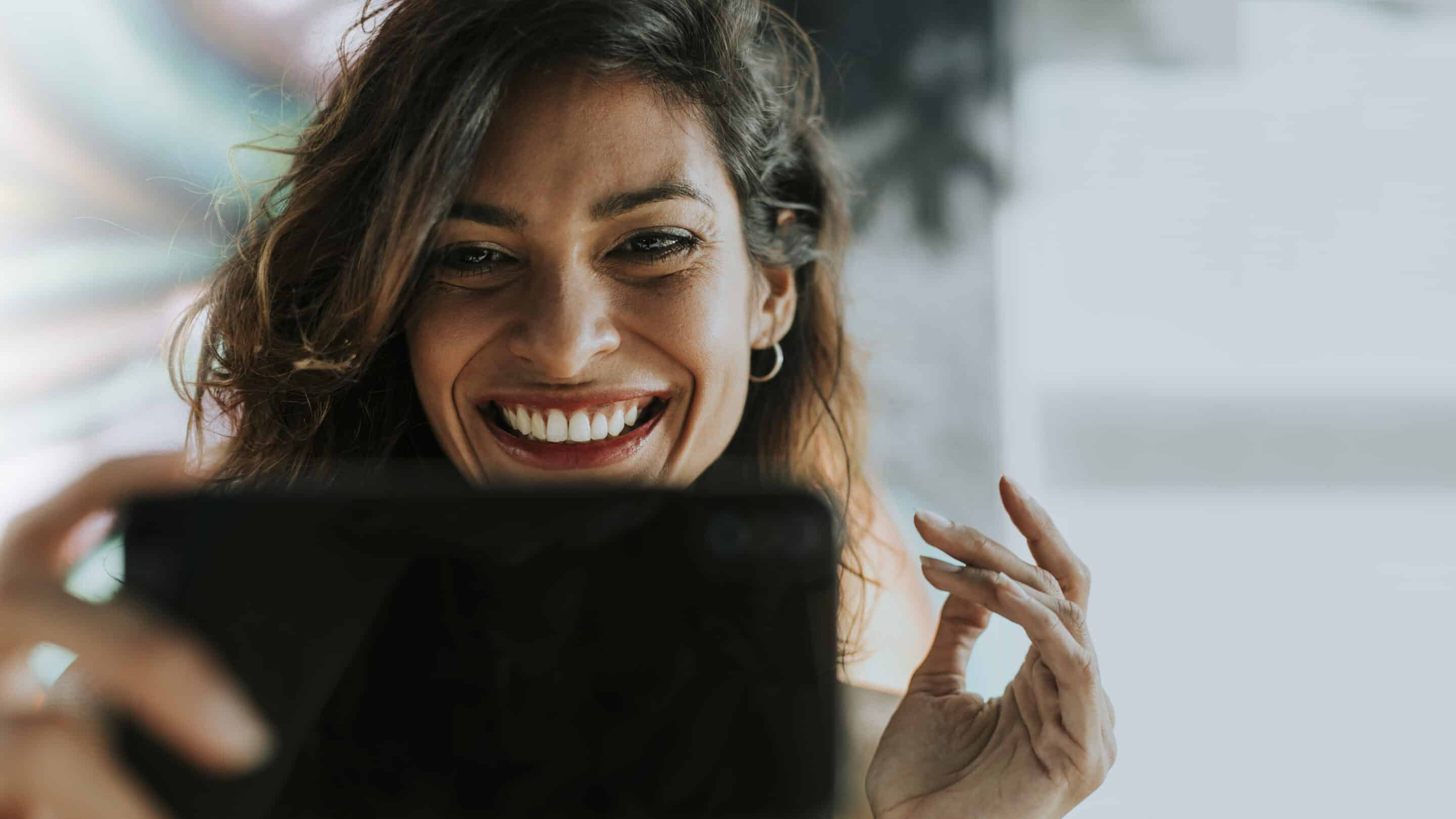 Femme qui sourit devant un témoignage clients pour entreprise